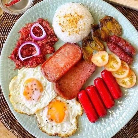 Filipino breakfast, Pinoy morning feast, garlic rice, corned beef, longganisa, SPAM, kamayan-style breakfast, tocino, tapa, grilled fish, Filipino cuisine, breakfast spreads, culinary traditions, hearty meal, family-style meal, food blog, I Love Tansyong.