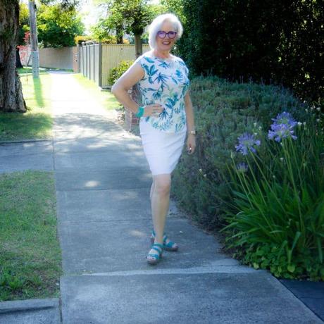 Column of colour using a patterned garment