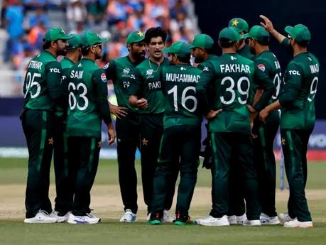 pakistan team players celebrating a wicket againt canada