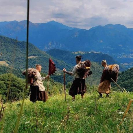 Crafters of the past: a journey with Visundr in Viking Reenactment Artigiani del passato: in viaggio con Visundr nella rievocazione vichinga