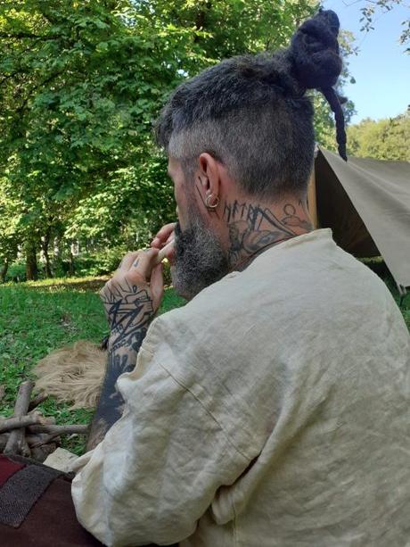 Crafters of the past: a journey with Visundr in Viking Reenactment Artigiani del passato: in viaggio con Visundr nella rievocazione vichinga