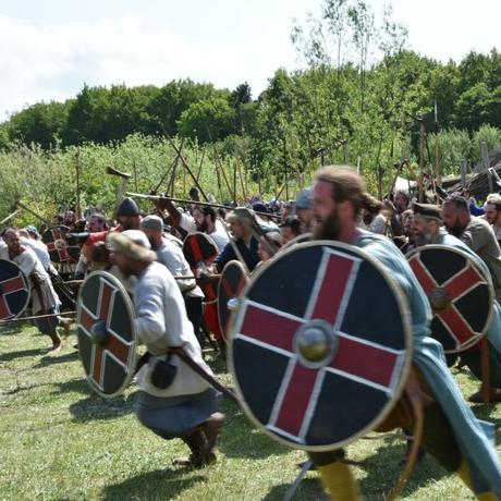 Crafters of the past: a journey with Visundr in Viking Reenactment Artigiani del passato: in viaggio con Visundr nella rievocazione vichinga