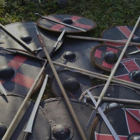 Crafters of the past: a journey with Visundr in Viking Reenactment Artigiani del passato: in viaggio con Visundr nella rievocazione vichinga