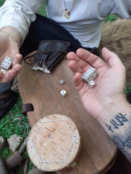 Crafters of the past: a journey with Visundr in Viking Reenactment Artigiani del passato: in viaggio con Visundr nella rievocazione vichinga