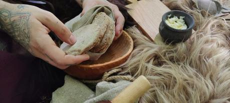 Crafters of the past: a journey with Visundr in Viking Reenactment Artigiani del passato: in viaggio con Visundr nella rievocazione vichinga