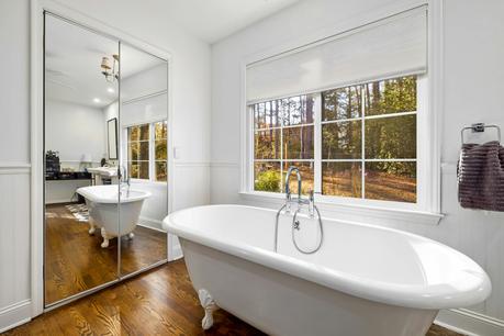 Effective and Eco-Friendly Tips to Keep Your Bathtub Sparkling White