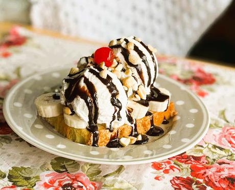 Quick Banana Split Shortcakes