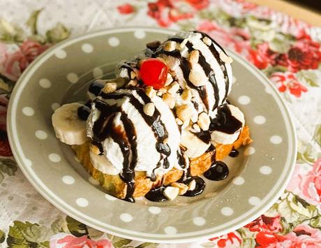 Quick Banana Split Shortcakes