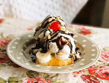 Quick Banana Split Shortcakes