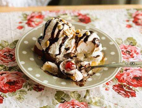 Quick Banana Split Shortcakes