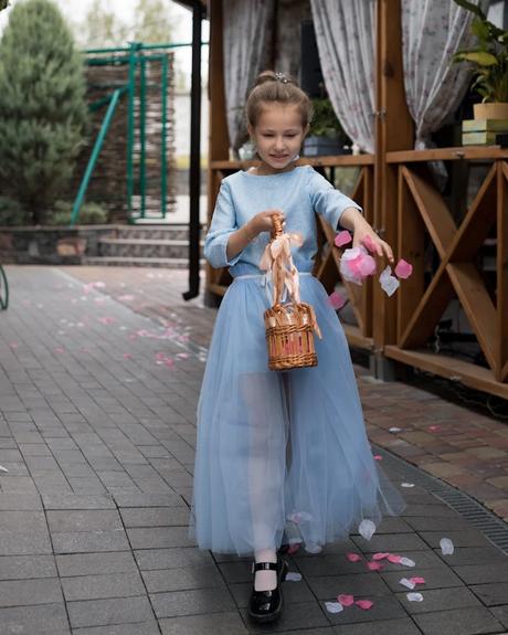 wedding forward chiefs editor real wedding flower girl throwing the petals