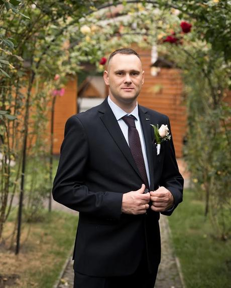 wedding forward chiefs editor real wedding groom portrait under the floral arch