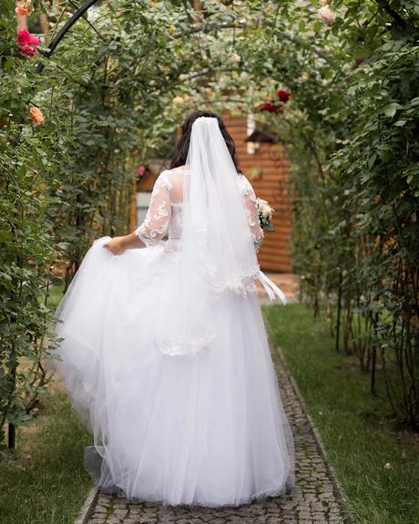 wedding forward chiefs editor real wedding bride from the back under the floral arch