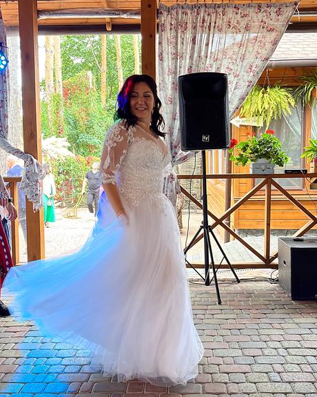 wedding forward chiefs editor real wedding bride dancing at the wedding reception