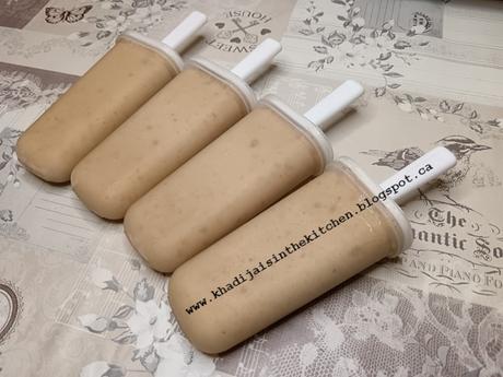 SUCETTES GLACÉES À LA BANANE ET AU BEURRE D’ARACHIDES / BANANA PEANUT BUTTER POPSICLES / PALETAS DE PLÁTANO Y MANTEQUILLA DE MANÍ / مصاصات الموز و زبدة الفول السوداني المجمدة