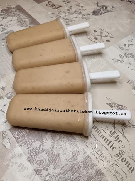 SUCETTES GLACÉES À LA BANANE ET AU BEURRE D’ARACHIDES / BANANA PEANUT BUTTER POPSICLES / PALETAS DE PLÁTANO Y MANTEQUILLA DE MANÍ / مصاصات الموز و زبدة الفول السوداني المجمدة