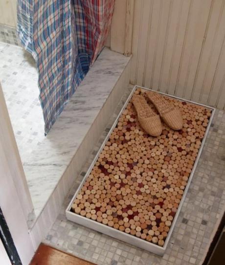 Bath mat made from old Corks