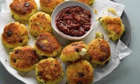 Crisp couscous and saffron cakes