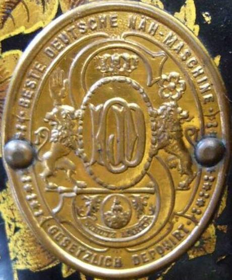 One of the earliest trademarks used by L.O. Dietrich was an oval shield inscribed with the initials “L.O.D.”. The inscription “Beste Deutsche Näh-maschine” (“Best German Singer Sewing Machine”) highlighted their competitive edge and high standards. The gold logo badge was registered in November 1896 and was the first Dietrich badge not to mention Singer.