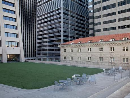 Green square of grass on the elevated acre in downtown NYC