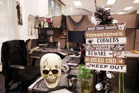 Human skull and bones Halloween decor