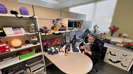 Halloween Cubicle Decoration Ideas - featured