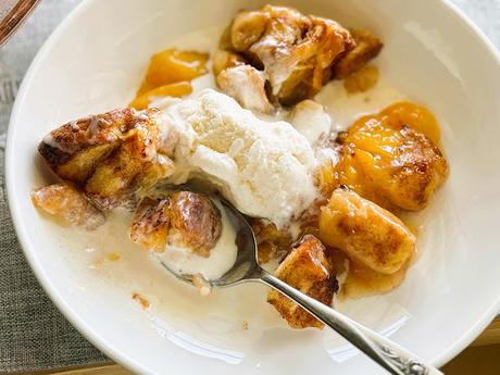 Easy Cinnamon Peach Cobbler