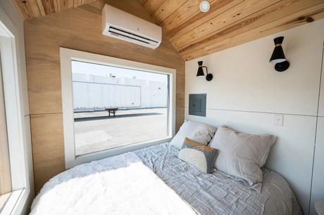28' Model Tiny House on wheels bedroom