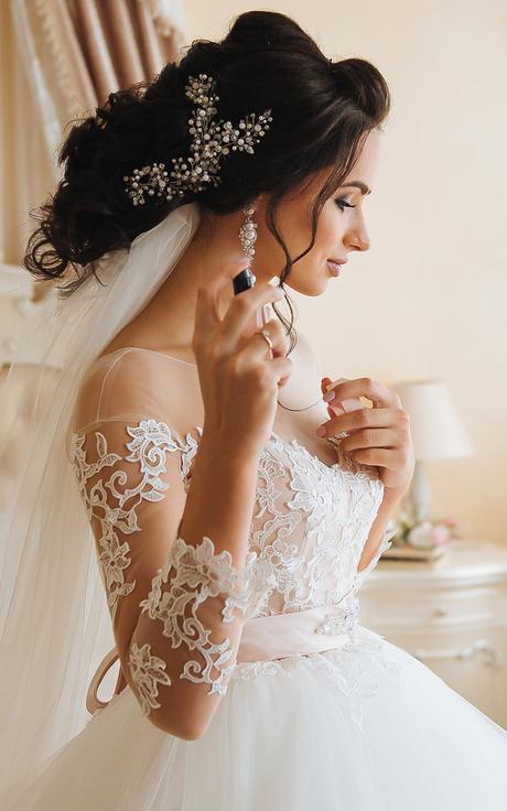 36 Lace Wedding Dresses + Expert Tips/FAQs