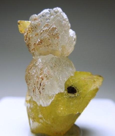 Adamite on Smithsonite that looks like a duck