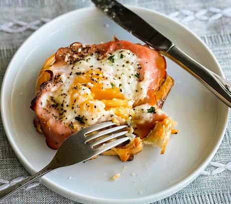 Cheesy Ham & Egg in a Hole