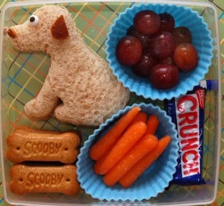 Lunch box that has a dog theme