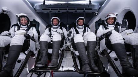 Private astronauts of Polaris Dawn mission patiently await SpaceX launch despite multiple delays