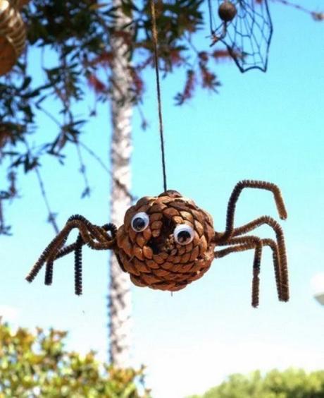 Pine Cone Spider for Halloween