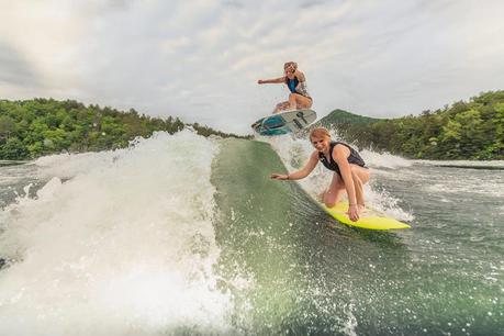 Wakesurfing together