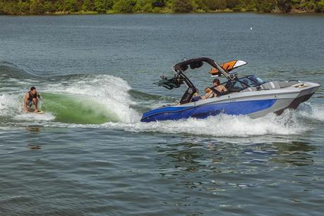 Wakesurfing Boat