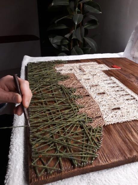 Castle string art: weaving the wood with woolen thread