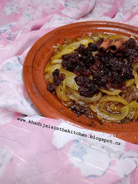 TAJINE DE BŒUF AUX OIGNONS ET AUX RAISINS SECS / BEEF TAGINE WITH ONIONS AND RAISINS / TAJÍN DE TERNERA CON CEBOLLA Y PASAS / طاجين اللحم البقري و البصل و الزبيب