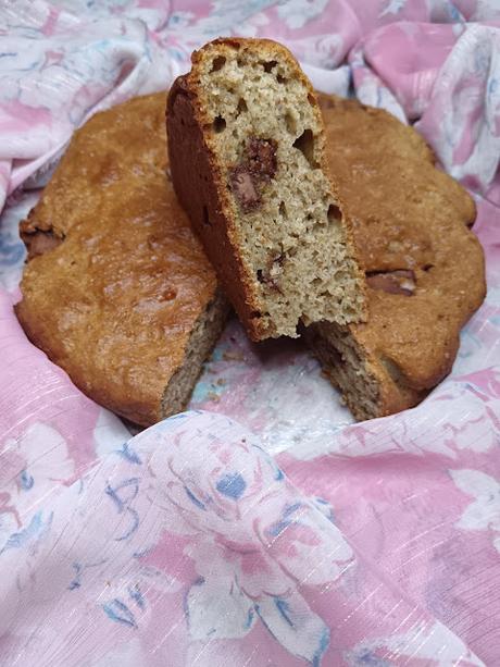 GÂTEAU À LA FARINE DE BLÉ COMPLET, À L’AVOCAT ET AUX MORCEAUX DE CHOCOLAT / WHOLEWHEAT FLOUR, AVOCADO AND PIECES OF CHOCOLATE CAKE / BIZCOCHO DE HARINA INTEGRAL, AGUACATE Y TROCITOS DE CHOCOLATE /كيك دقيق القمح و الافوكادو والشوكولاطة