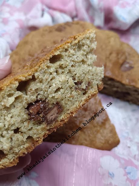 GÂTEAU À LA FARINE DE BLÉ COMPLET, À L’AVOCAT ET AUX MORCEAUX DE CHOCOLAT / WHOLEWHEAT FLOUR, AVOCADO AND PIECES OF CHOCOLATE CAKE / BIZCOCHO DE HARINA INTEGRAL, AGUACATE Y TROCITOS DE CHOCOLATE /كيك دقيق القمح و الافوكادو والشوكولاطة