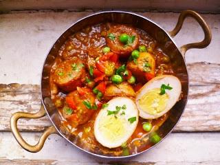 an easy vegetarian curry (pea, egg and potato)