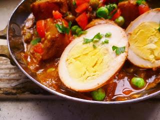 an easy vegetarian curry (pea, egg and potato)