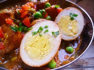 an easy vegetarian curry (pea, egg and potato)