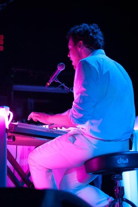 DSC 2743 532x800 METRONOMY HAD PEOPLE DANCING AT MUSIC HALL OF WILLIAMSBURG [PHOTOS]