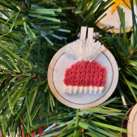 Embroidered Christmas ornaments: beanie