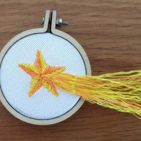 Embroidered Christmas ornaments: comet star