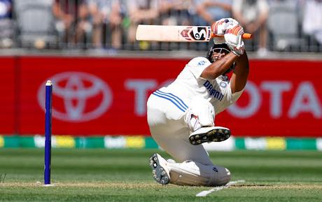 Indian pacers pin down Aussies at Perth !