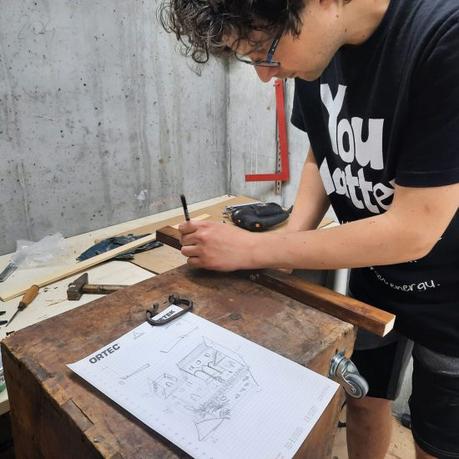 A Nativity diorama inside an antique steamer trunk (part 2, crafting the terrain) A Nativity diorama inside an antique steamer trunk (part 2, crafting the terrain)