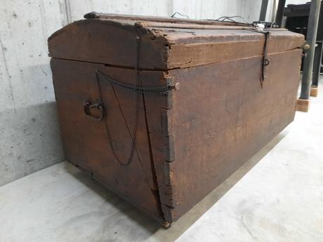 A Nativity diorama inside an antique steamer trunk (part 2, crafting the terrain) Restored steamer trunk: the chains installed