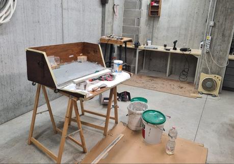 A Nativity diorama inside an antique steamer trunk (part 2, crafting the terrain) Making the landscape for our Christmas nativity diorama inside the steamer trunk: the cement coating